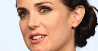 Mia Kirshner Net Worth