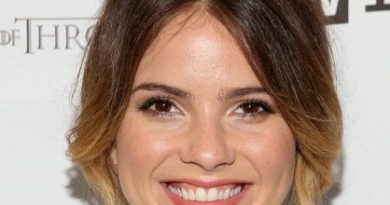 Shelley Hennig Net Worth