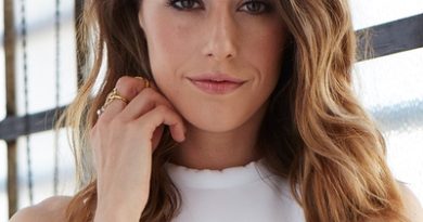 How Rich is Amanda Crew