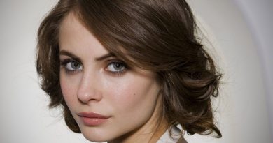 How Rich is Willa Holland